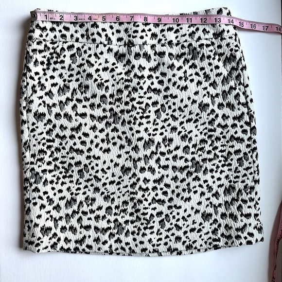 LOFT Black & White Animal Print Mini Skirt Size Small (P) - Picture 6 of 12
